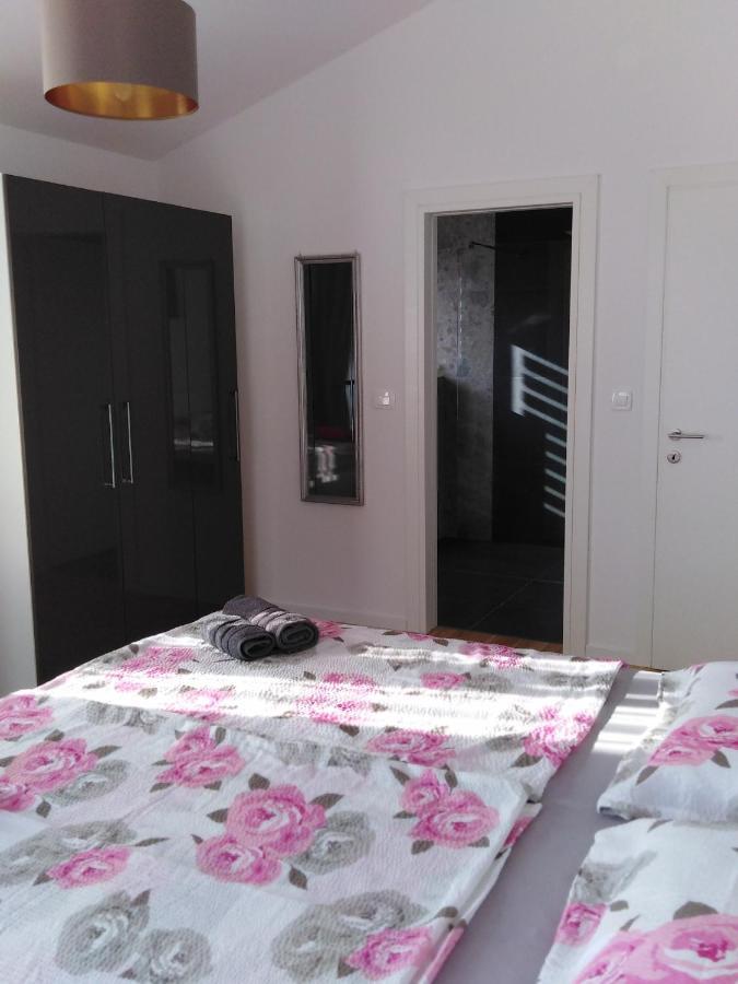Vila Dubravka - Schoen Und Komfortabel Inmitten Von Olivenbaeumen Und Weinbergen Mit Whirlpool Valtura Exterior photo