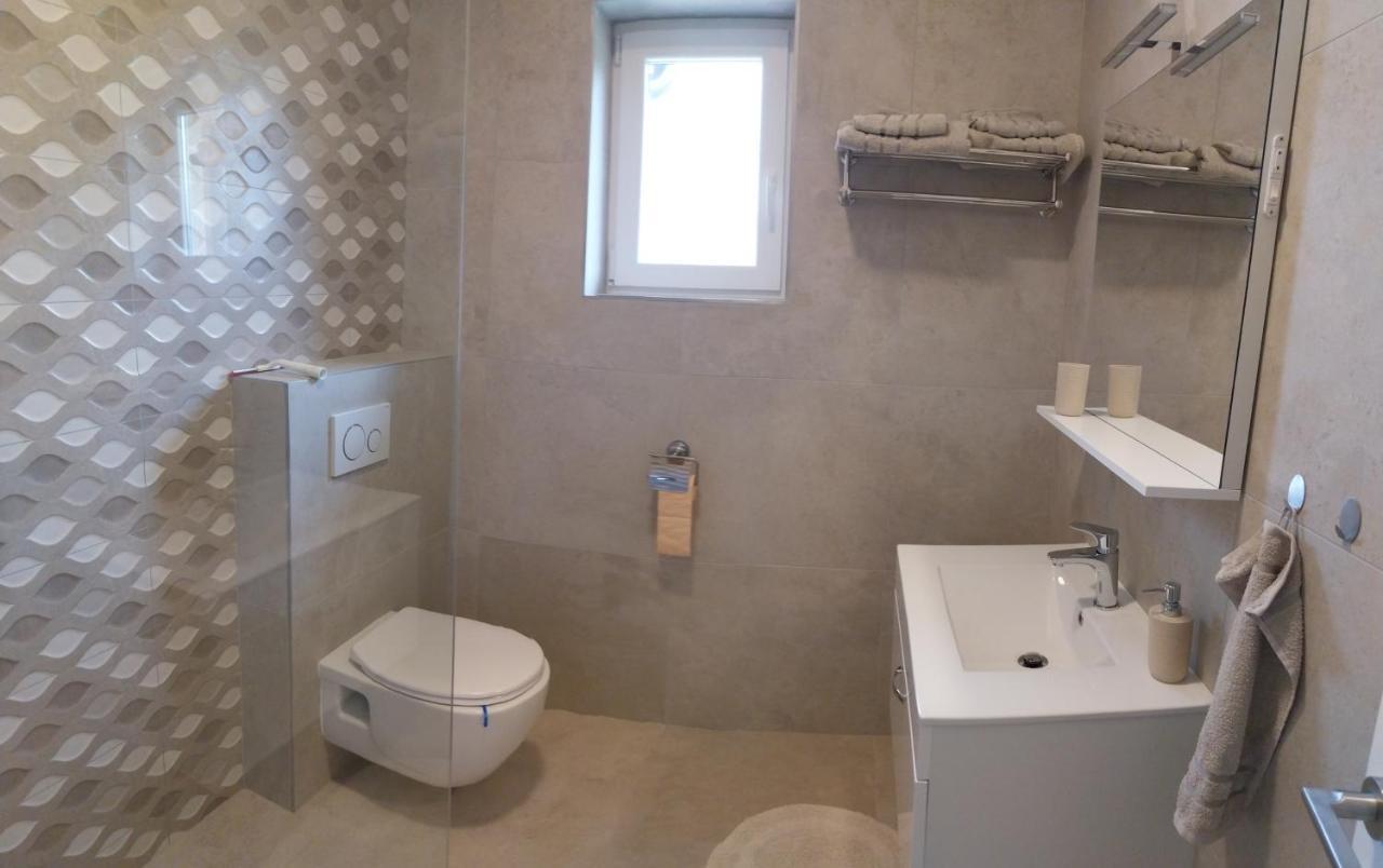 Vila Dubravka - Schoen Und Komfortabel Inmitten Von Olivenbaeumen Und Weinbergen Mit Whirlpool Valtura Exterior photo